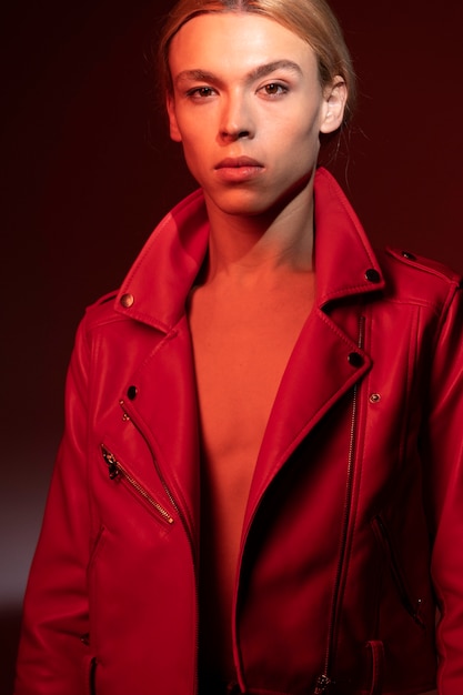 赤いジャケットを着て長いブロンドの髪を持つハンサムな男の肖像画