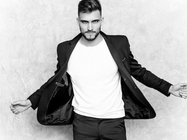 캐주얼 검은 양복을 입고 잘 생긴 심각한 hipster 사업가 모델의 초상화.