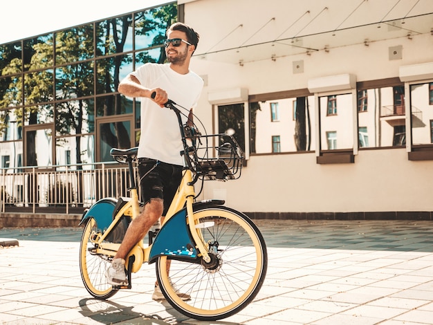 Free photo portrait of handsome smiling stylish hipster lambersexual model