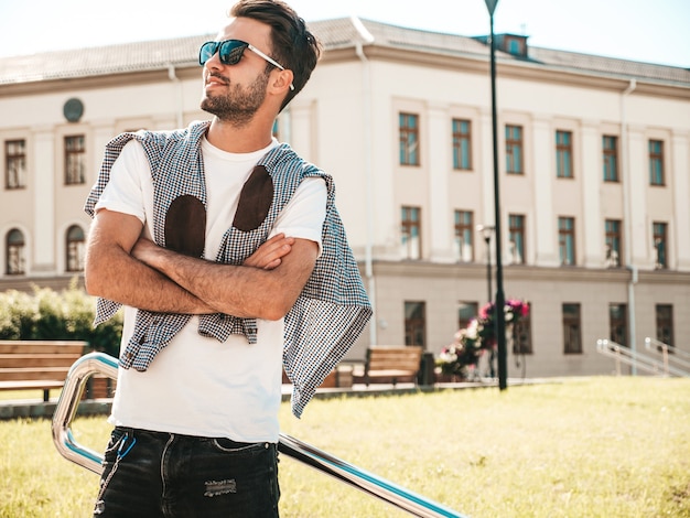 Foto gratuita ritratto di un bel modello lambersexual hipster alla moda sorridente