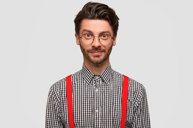 Free photo portrait of handsome unshaven man student wonk in elegant clothing