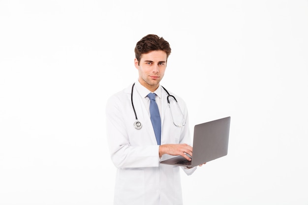 Free photo portrait of a handsome young male doctor