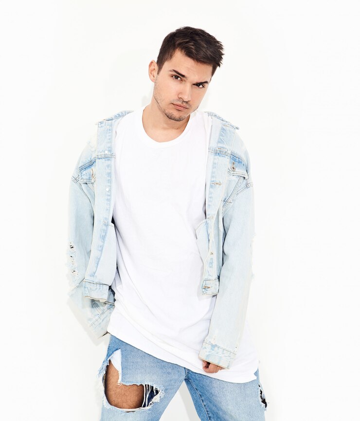 無料Photo ポーズジーンズ服に身を包んだハンサムな若いモデルの男の肖像画。孤立した