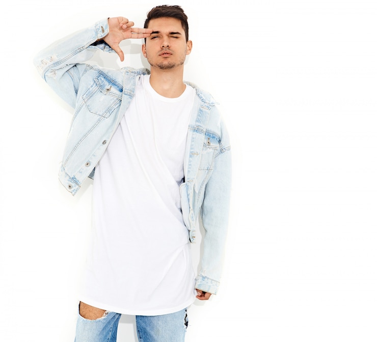 無料Photo ポーズジーンズ服に身を包んだハンサムな若いモデルの男の肖像画。孤立した