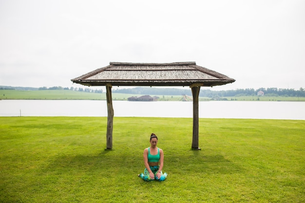 Foto gratuita ritratto di felicità giovane donna a praticare yoga all'aperto