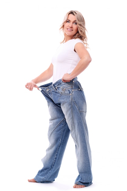 Портрет счастливой пожилой женщины с большими джинсами