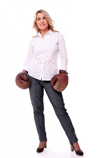 Портрет счастливой пожилой женщины с боксерскими перчатками