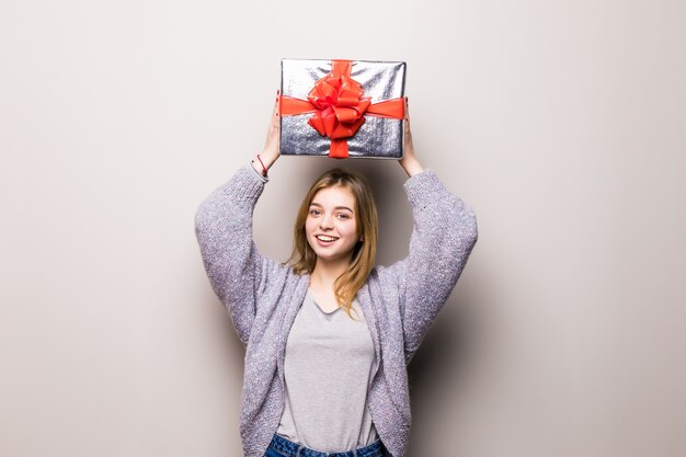 Портрет счастливой изумленной женщины с подарочной коробкой на голове