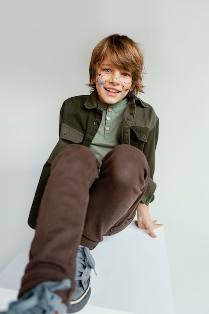 Бесплатное фото Портрет счастливого мальчика с раскрашенным лицом