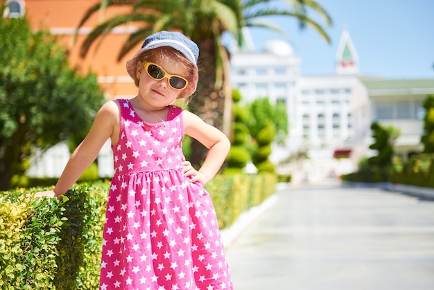 여름 날에 야외에서 선글라스를 쓰고 행복 한 아이의 초상화. 아마라 돌체 비타 럭셔리 호텔. 의지. Tekirova-Kemer. 터키.
