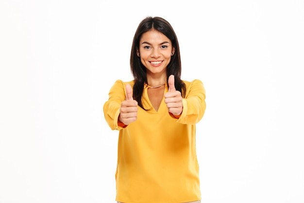 Портрет счастливой уверенно женщины, показывая пальцы вверх жест