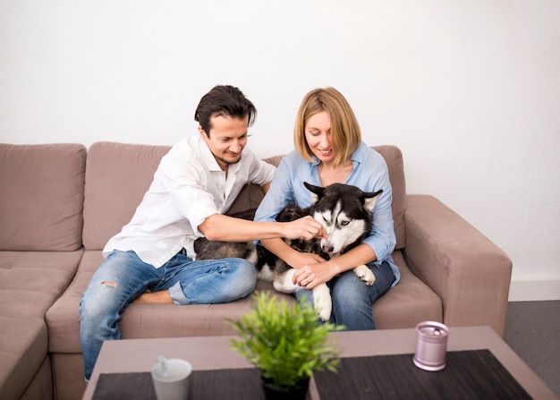 犬と一緒に家で幸せなカップルの肖像画