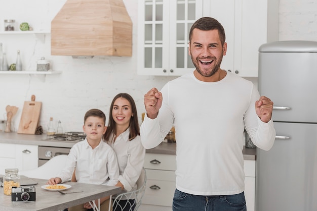 Foto gratuita ritratto di papà felice con la famiglia