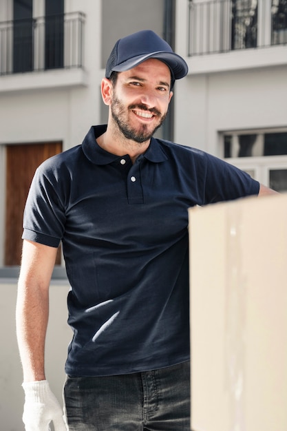 Портрет счастливой доставки человек с картонной коробке