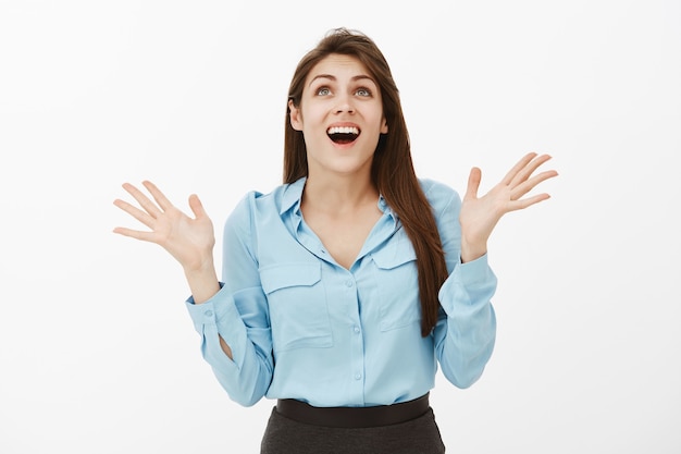 Free photo portrait of happy excited brunette businesswoman posing in the studio