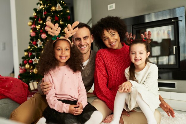 クリスマスを祝う幸せな家族の肖像画