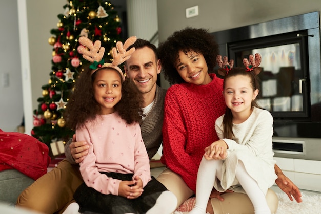 Портрет счастливой семьи, празднующей Рождество
