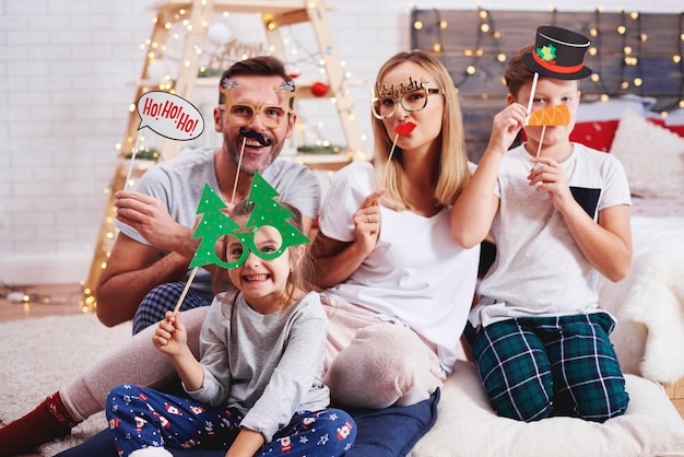 Ritratto di famiglia felice con maschera di natale