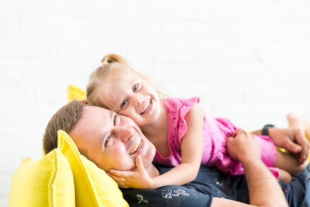 Foto gratuita ritratto di un felice padre e figlia