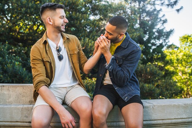 Портрет счастливой пары геев, проводящей время вместе и имеющей свидание в парке. ЛГБТ и концепция любви.