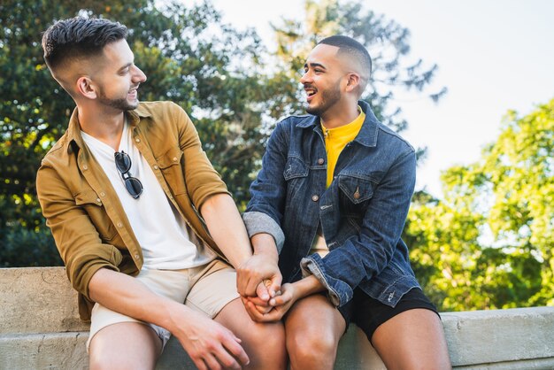 一緒に時間を過ごすと公園でデートをして幸せなゲイのカップルの肖像画。 Lgbtと愛の概念。