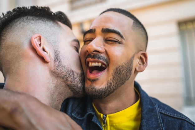 함께 시간을 보내고 거리에서 포옹 행복 한 게이 커플의 초상화. LGBT와 사랑 개념.