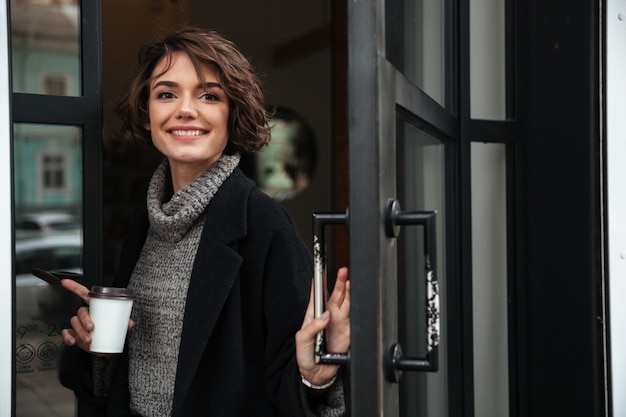 Il ritratto di una ragazza felice si è vestito in vestiti di autunno