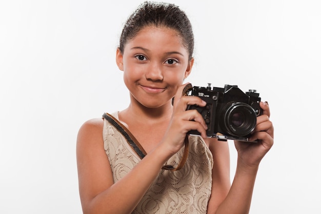 Foto gratuita ritratto di una macchina fotografica felice della holding della ragazza