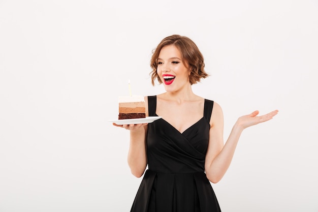 Портрет счастливая девушка держит тарелку