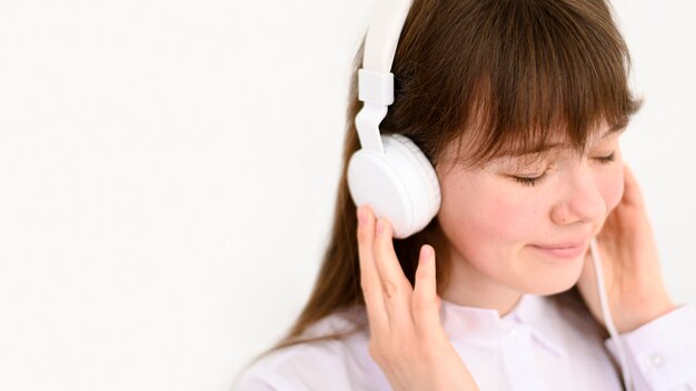 Портрет счастливой девушки слушая музыку