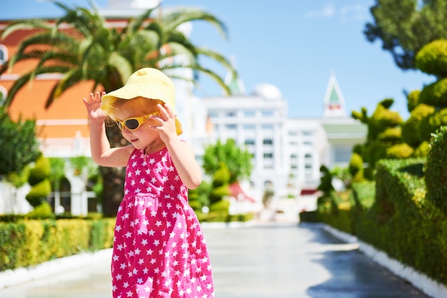 Free photo portrait of a happy girl outdoors in summer day.