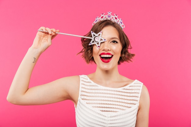 Free photo portrait of a happy girl wearing crown