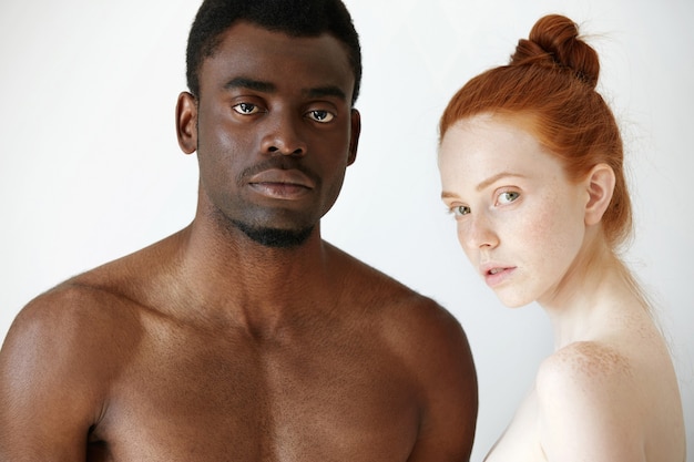 행복 한 사랑의 interracial 커플의 초상화