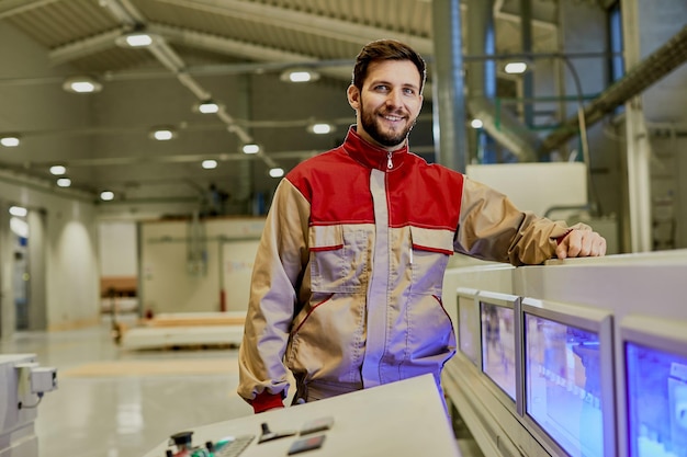 Foto gratuita ritratto di felice operatore di macchina presso la fabbrica di lavorazione del legno