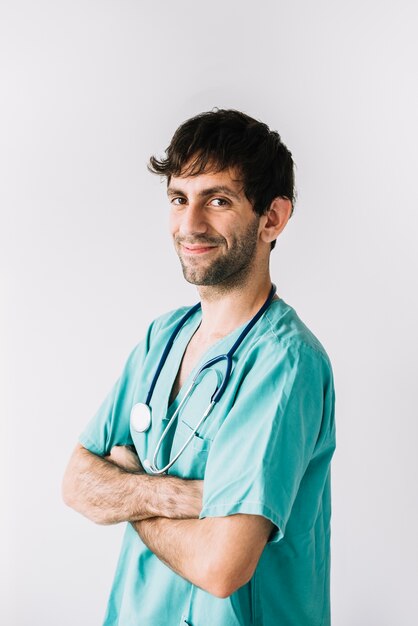 Портрет счастливый мужской врач на белом фоне