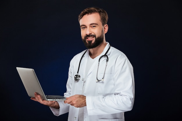 Free photo portrait of a happy male doctor