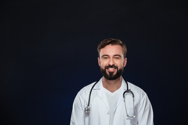 幸せな男性医師の肖像画