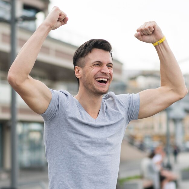 運動を楽しんで幸せな男性の肖像画