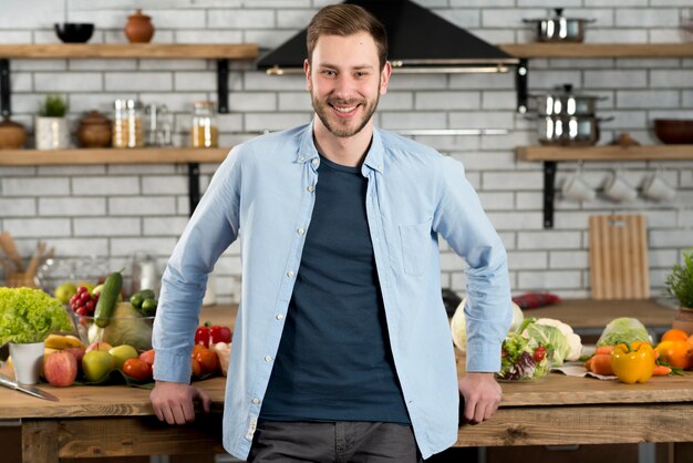 Портрет счастливого человека, стоящего на кухне