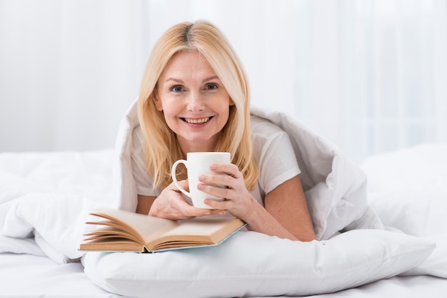 Foto gratuita ritratto di felice donna matura sorridente