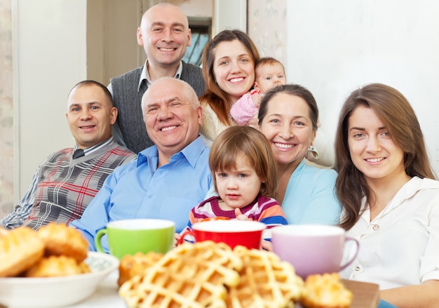 Foto gratuita ritratto di famiglia felice di multigeneration