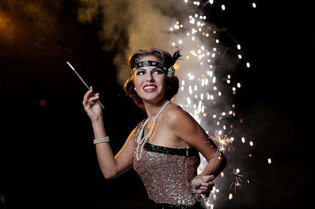 Портрет женщины счастливой вечеринки с фоном фейерверков
