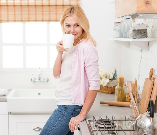 コーヒーを飲んで幸せな年配の女性の肖像画