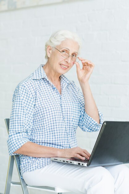 Портрет счастливый старший женщина с ноутбуком