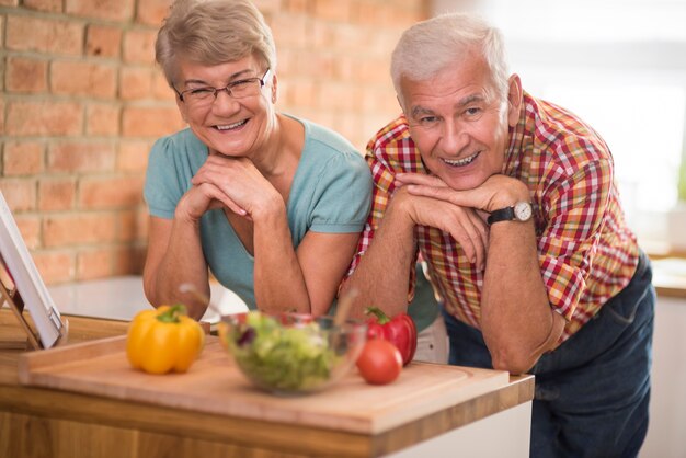 Free photo portrait of happy seniors at the domestic kitchen