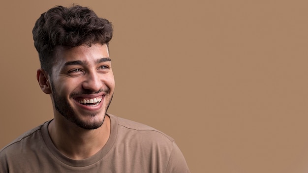 Free photo portrait of happy smiley man