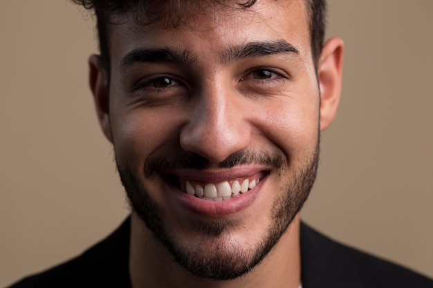 Free photo portrait of happy smiley man