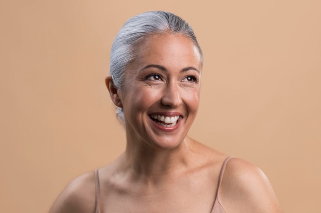 Free photo portrait of happy smiley older woman