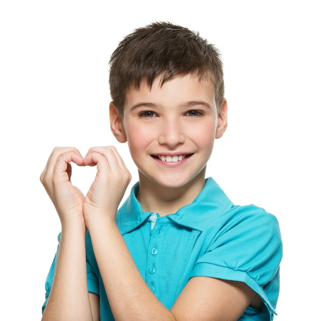 Foto gratuita ritratto del ragazzo teenager felice con una forma del cuore isolata su bianco