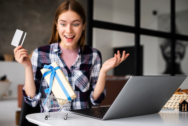 Free photo portrait happy woman looking at mini gift